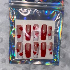 Kiss valentines day nails